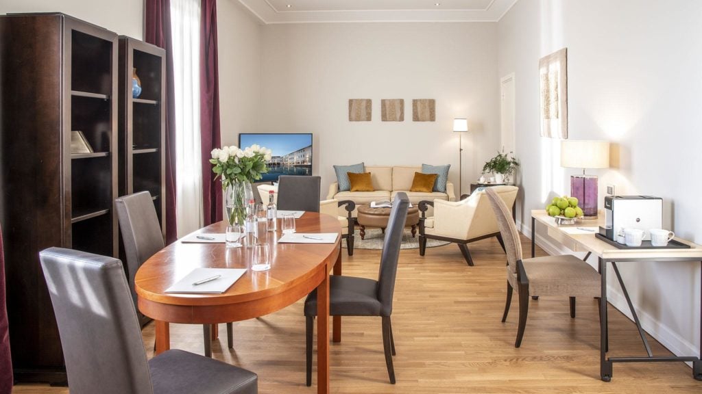 Gran-Suite---Living-Room-(1)