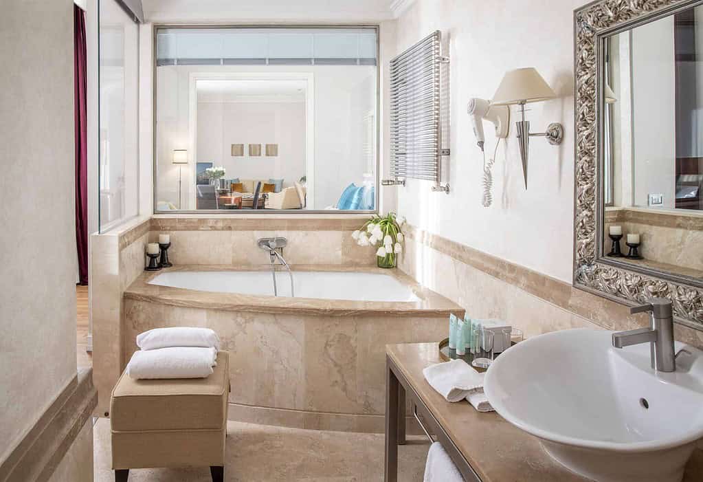Gran-Suite-Bathroom-2_press_HR-scaled.jpg